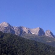 Sono le 10.30 del mattino e sto passeggiando con Chiara percorrendo la strada che da Ponte di Legno va verso Villa Daegno. Il cielo è blu e non si trova una nuvola ed io guardo le cime circostanti con molta nostalgia. I due giorni precedenti li ho trascorsi camminando in montagna ed oggi ho deciso di stare con mia moglie. Però che gola che mi fanno quelle cime...!!<br />Vedo il gruppo del monte Avio ma è davanti al profilo del Salimmo mi si strugge il cuore. <br />Mia moglie se ne accorge e prima ancora di arrivare a Villa Dalegno mi dice: "Dai, rientriamo così tu puoi farti l'ultima gita in montagna".<br />E' anche per questo che sono innamorato di lei.<br />Alle 11.30 sono già alla biglietteria degli impianti di Ponte di Legno con zaino in spalla.<br />Il mio obbiettivo è appunto la Cima Salimmo, da percorrere in tempo da record, per poter rientrare con la seggiovia.